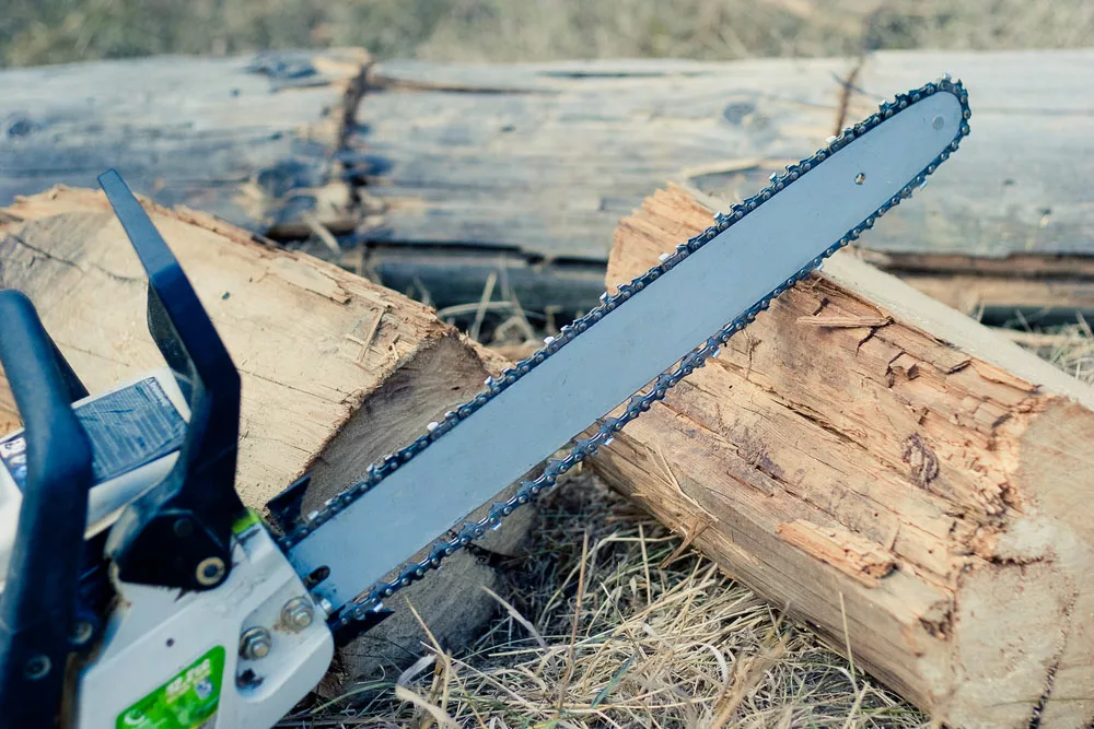 A loose chain saw