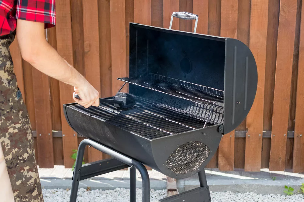 Charcoal vs Firewood: Cleaning a BBQ. 